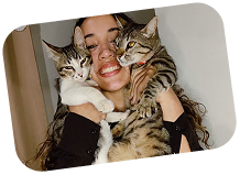 Miembro de la comunidad Academia Stonecat con sus gatos